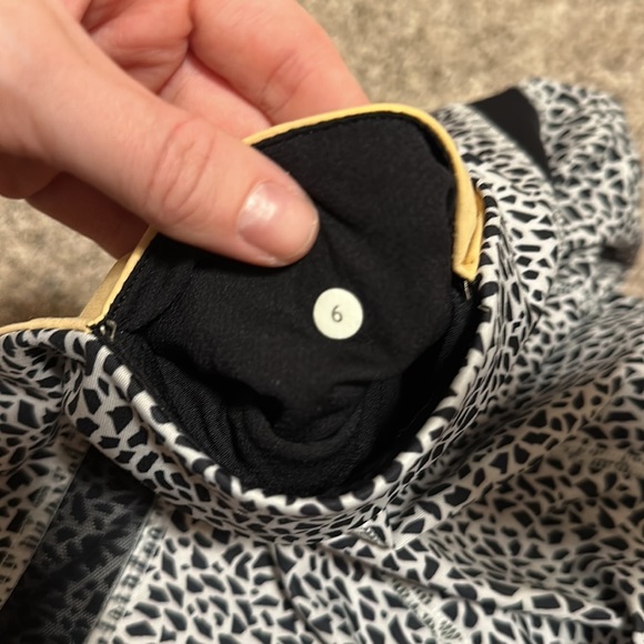 Like new lululemon workout pants - Picture 4 of 5